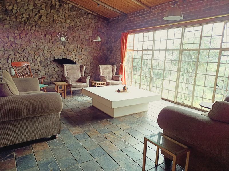 Perfect Bushveld Living – 7.5ha Property with Main House & 2 Flats - Photo 6