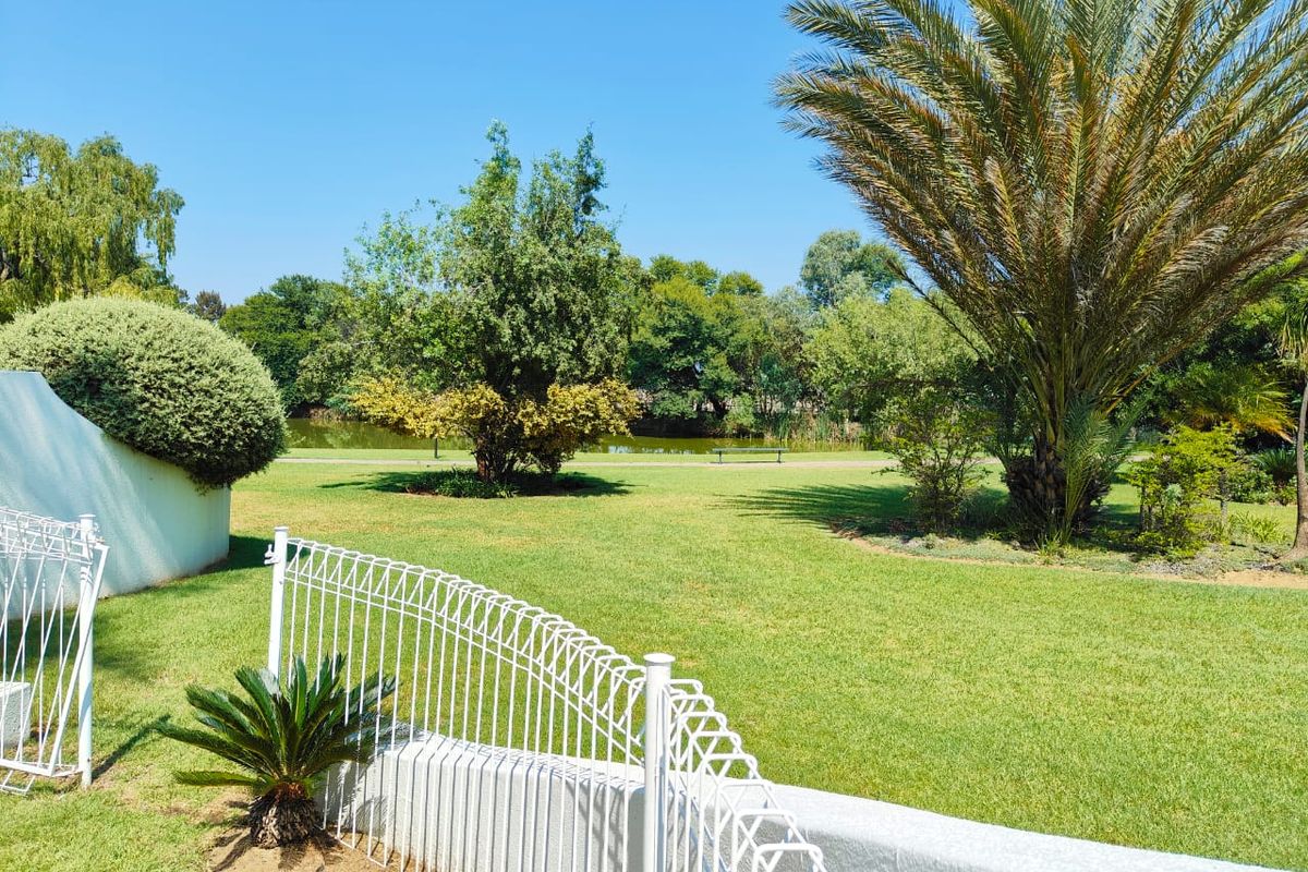 Spacious Waterfront Home with Modern Amenities - Photo 2