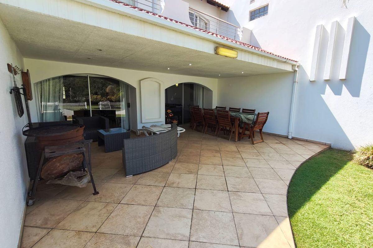 Spacious Waterfront Home with Modern Amenities - Photo 4