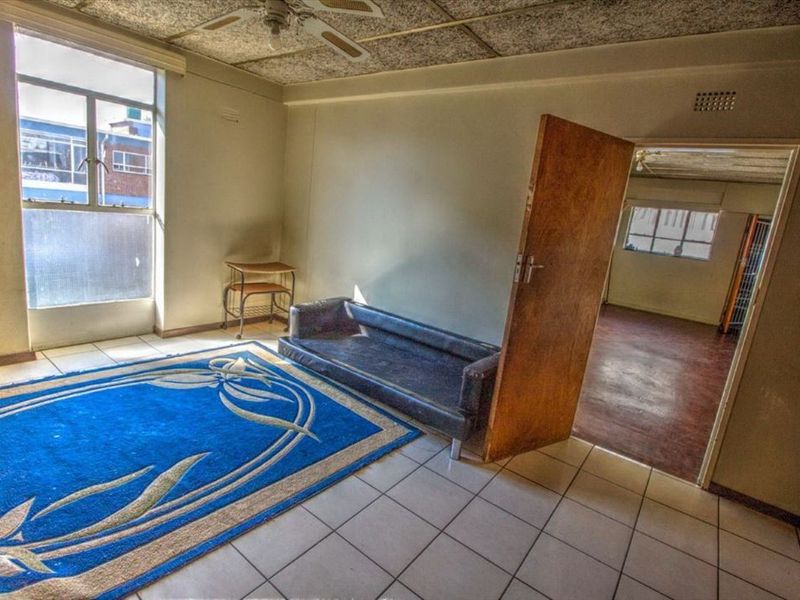 Charming Home with Pool and Essential Features - Photo 2