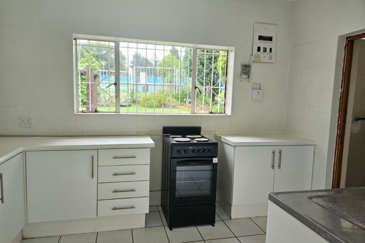 Large 3 bedroom Family Home with flat and storage!!! - Photo 5