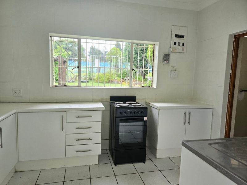 Large 3 bedroom Family Home with flat and storage!!! - Photo 5