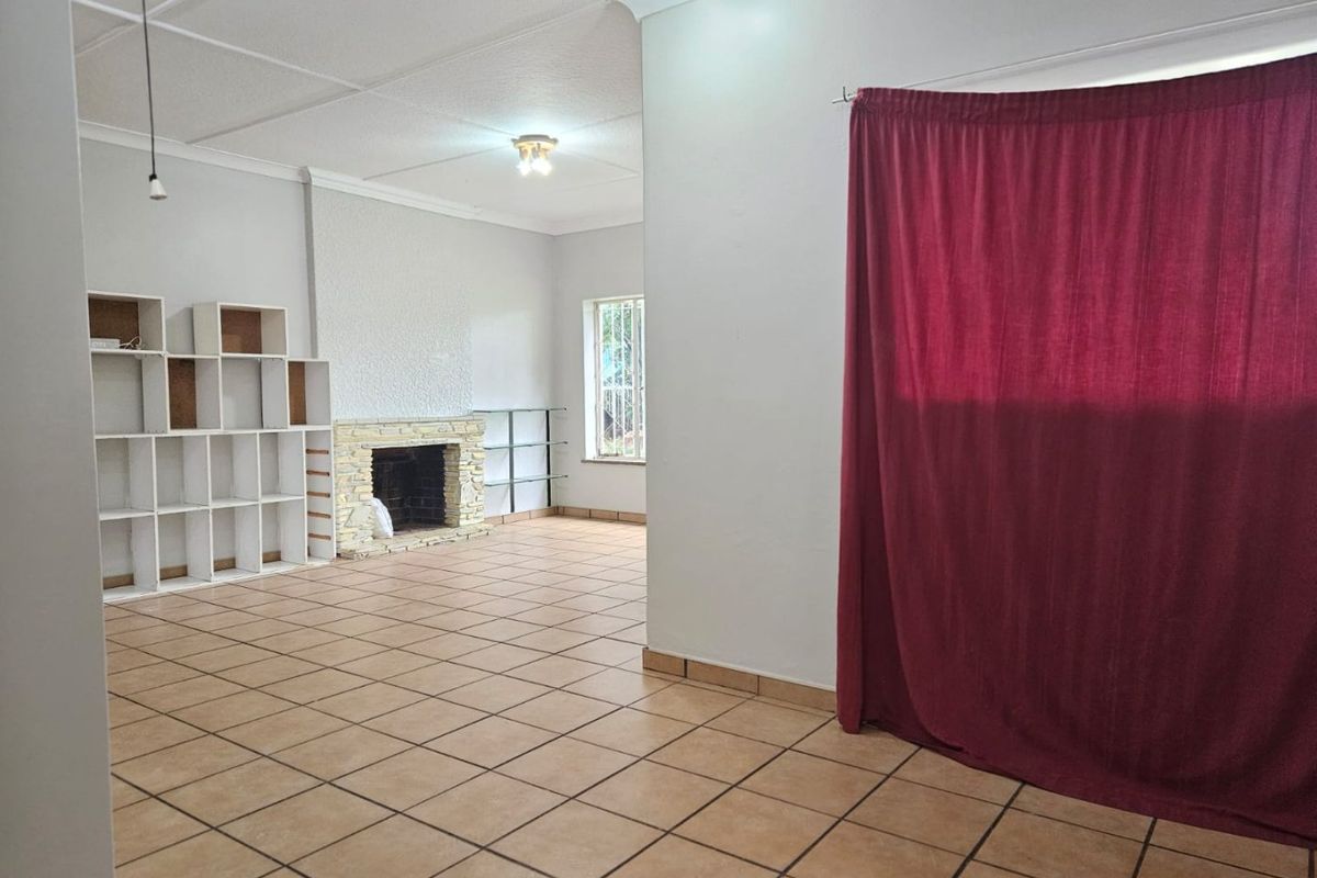 Large 3 bedroom Family Home with flat and storage!!! - Photo 4