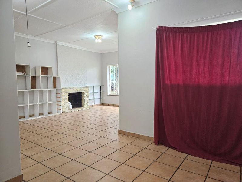 Large 3 bedroom Family Home with flat and storage!!! - Photo 4