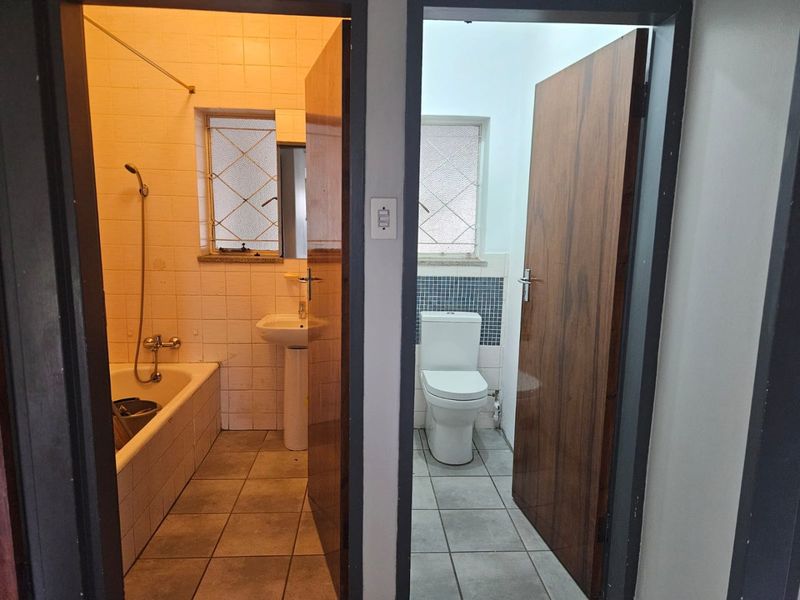 Large 3 bedroom Family Home with flat and storage!!! - Photo 10