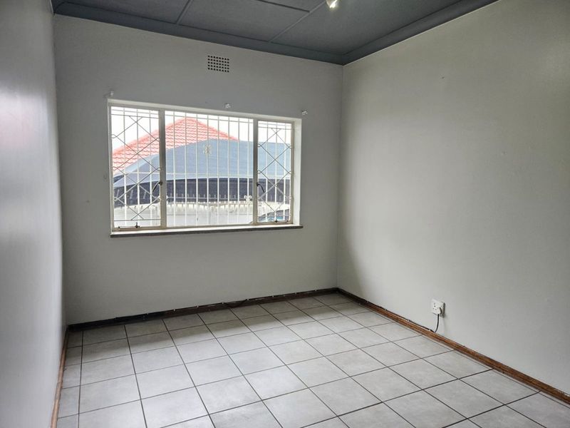 Large 3 bedroom Family Home with flat and storage!!! - Photo 9