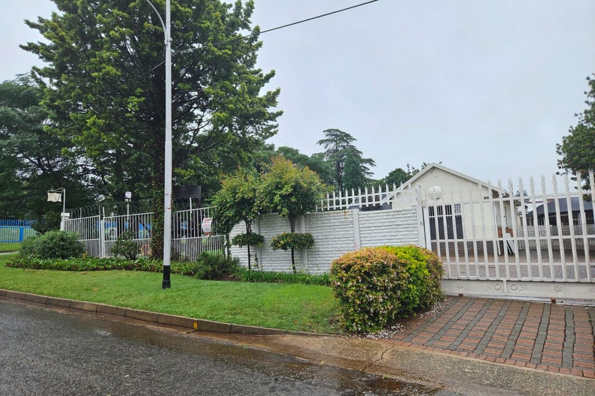 Large 3 bedroom Family Home with flat and storage!!! - Photo 3