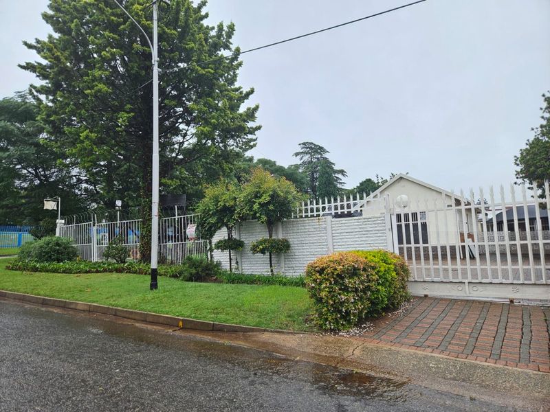 Large 3 bedroom Family Home with flat and storage!!! - Photo 3