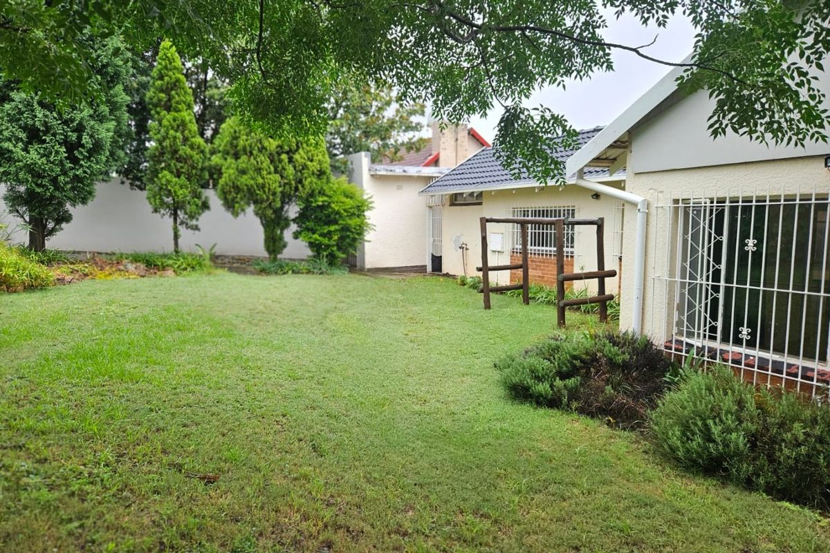 Large 3 bedroom Family Home with flat and storage!!! - Photo 2