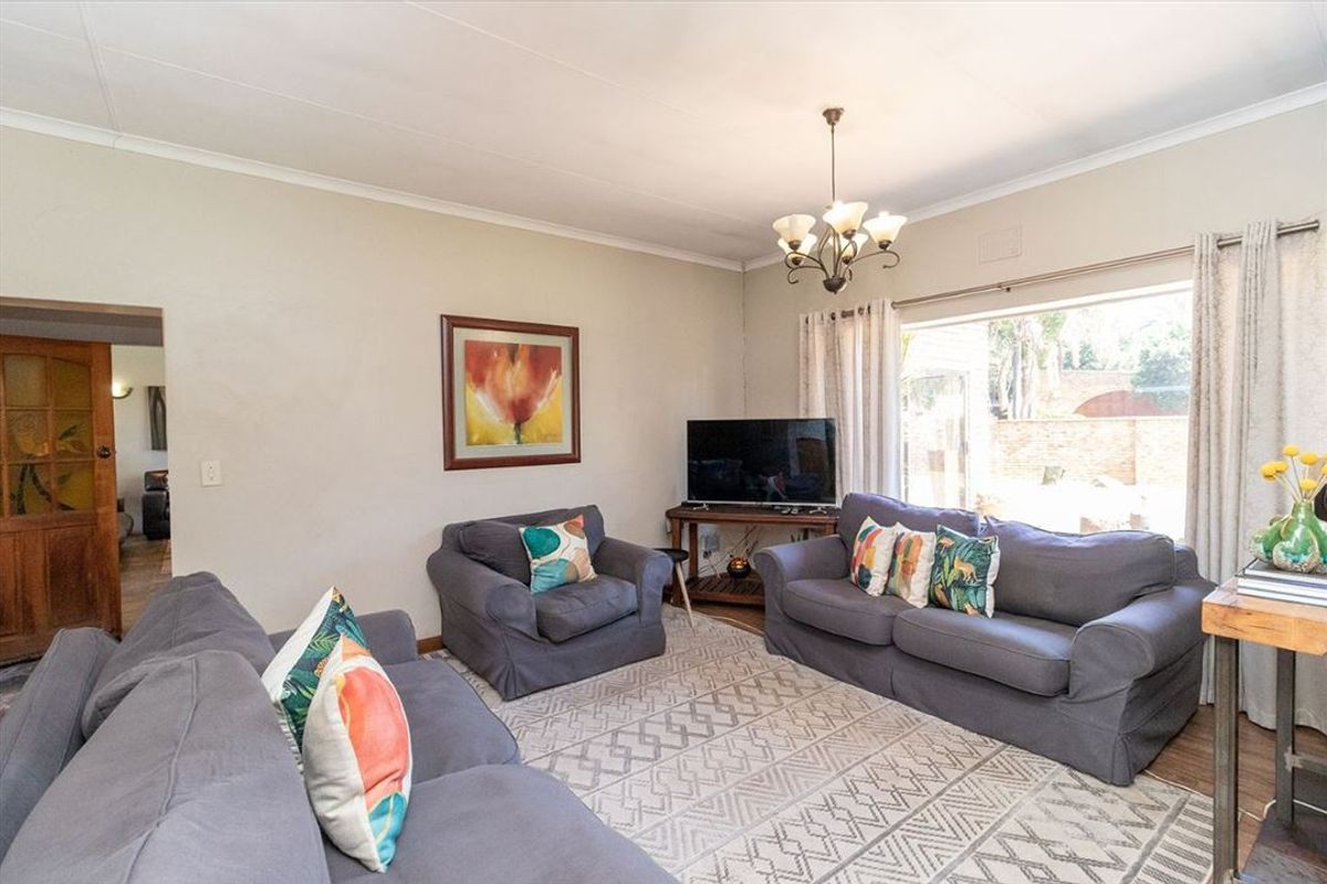 Spacious Family Home with Impressive Features - Photo 2