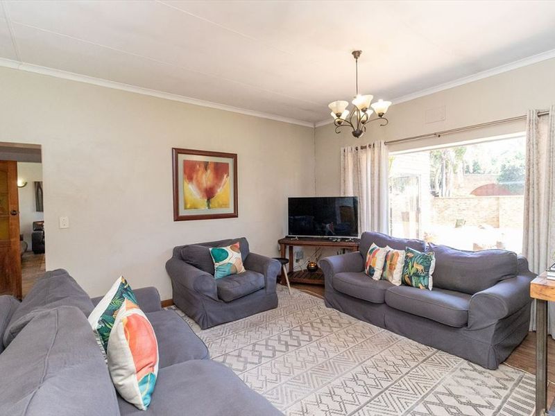 Spacious Family Home with Impressive Features - Photo 2