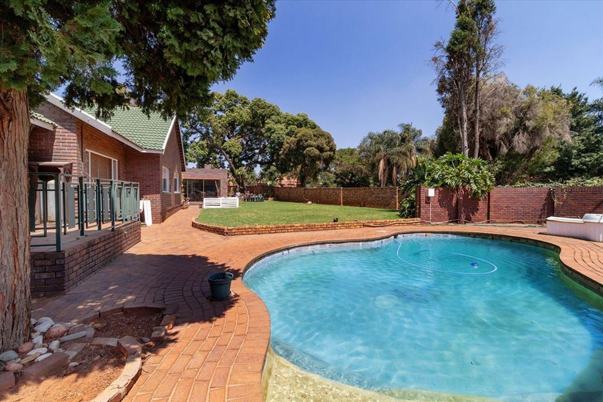 Spacious Family Home with Impressive Features - Photo 3