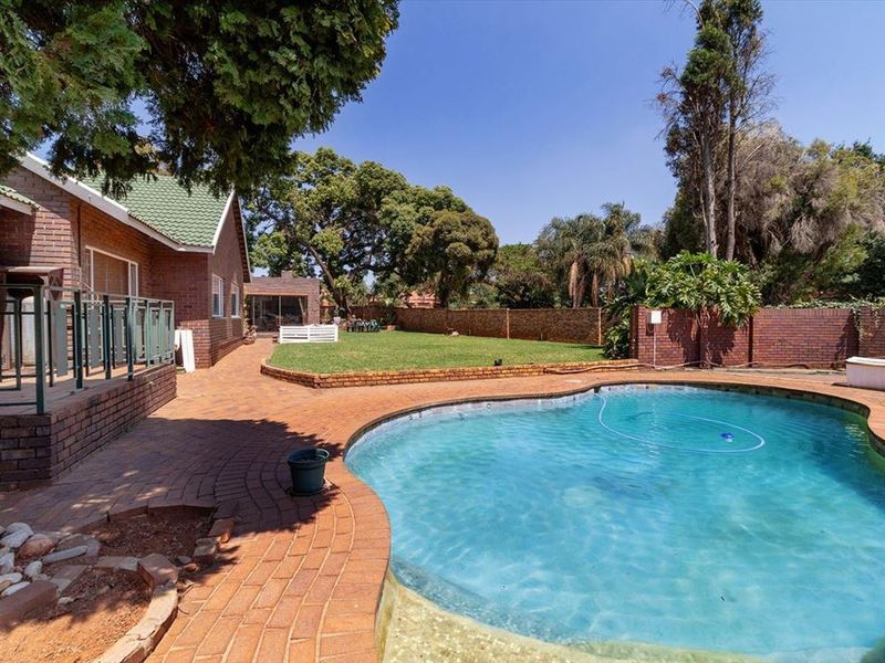 Spacious Family Home with Impressive Features - Photo 3