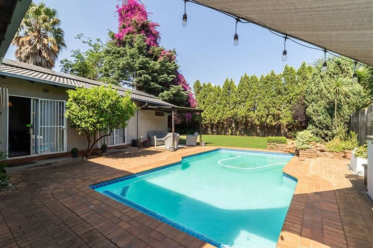 Spacious Family Home with Essential Amenities - Photo 3