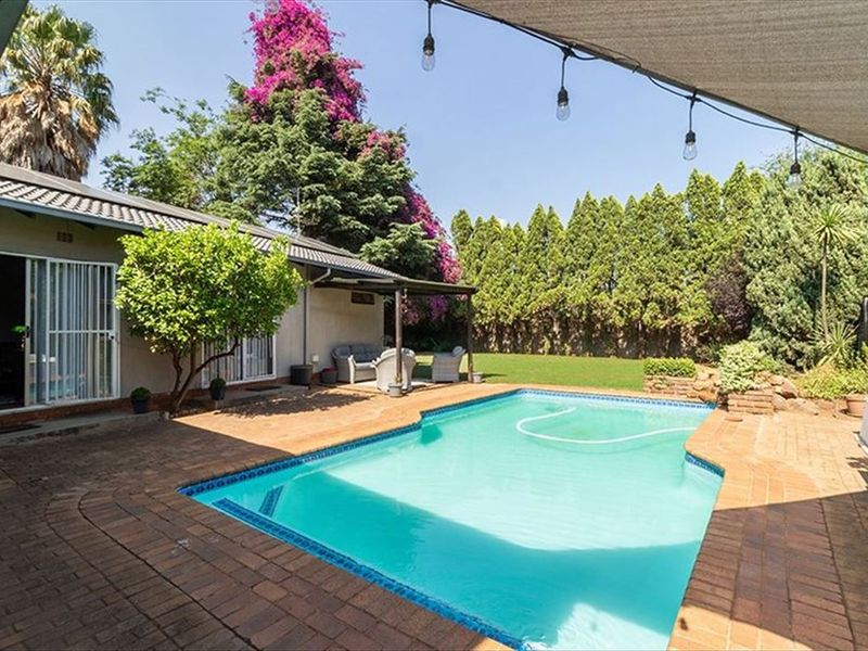 Spacious Family Home with Essential Amenities - Photo 3