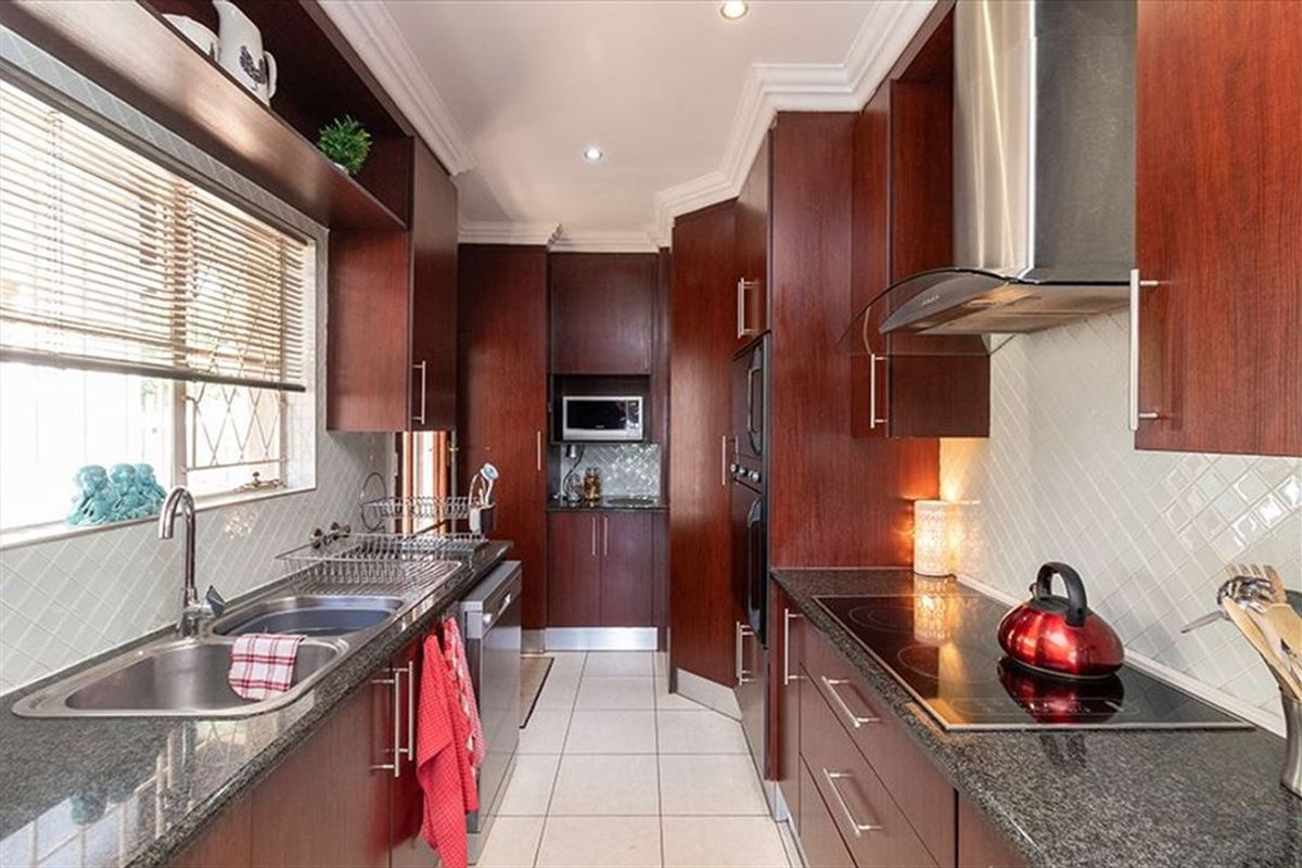 Spacious Family Home with Essential Amenities - Photo 2