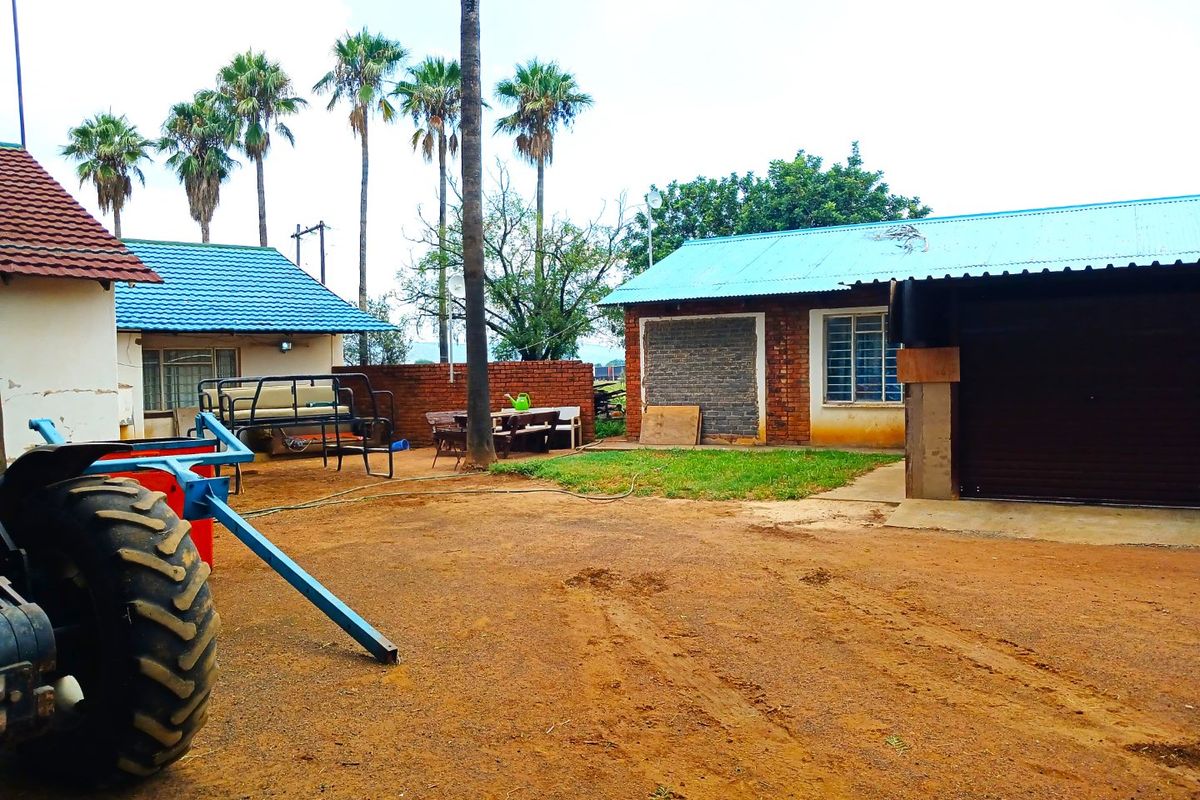 Versatile 28-Hectare Farm with Lucerne Income, Boreholes and Modern Housing Near Van der Hoff Road - Photo 3