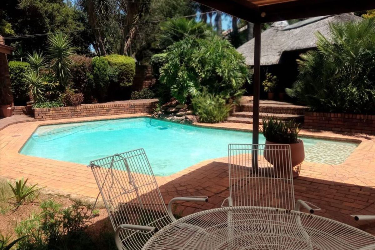 Spacious Family Home with Ample Amenities - Photo 3