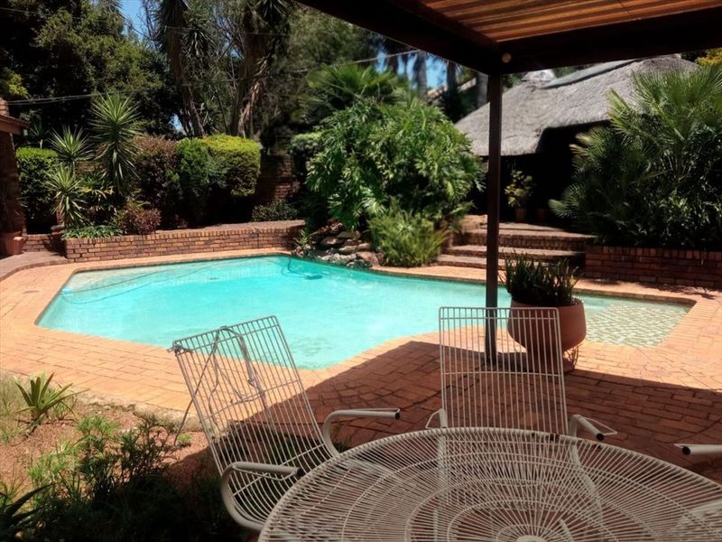 Spacious Family Home with Ample Amenities - Photo 3