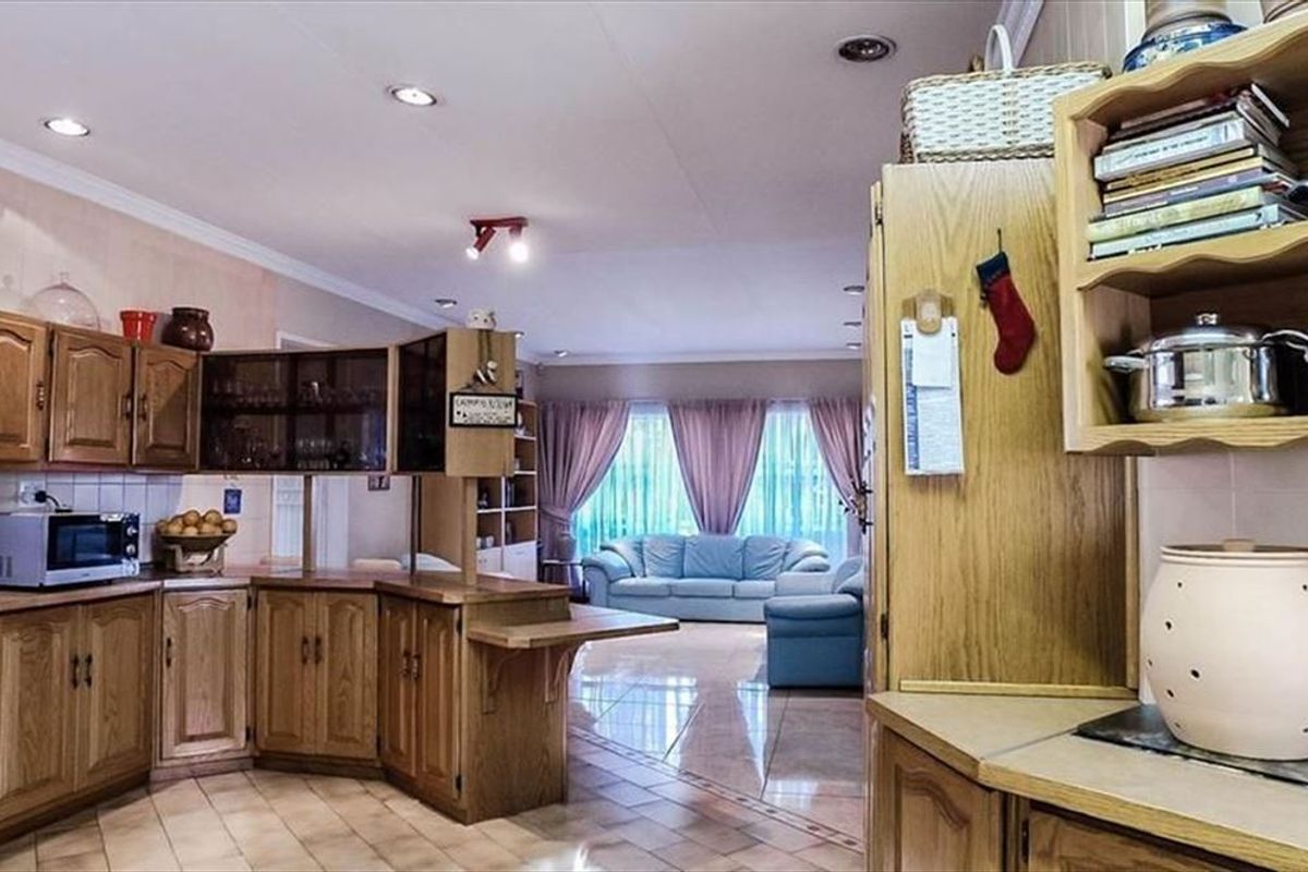 Spacious Family Home with Ample Amenities - Photo 2