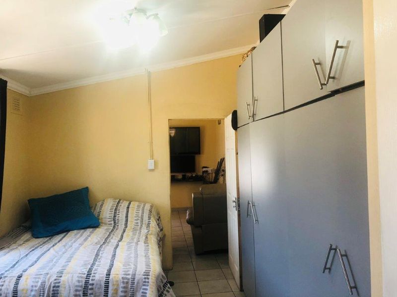 2 Properties For the Price Of One - An Investors Dream !! - Photo 9