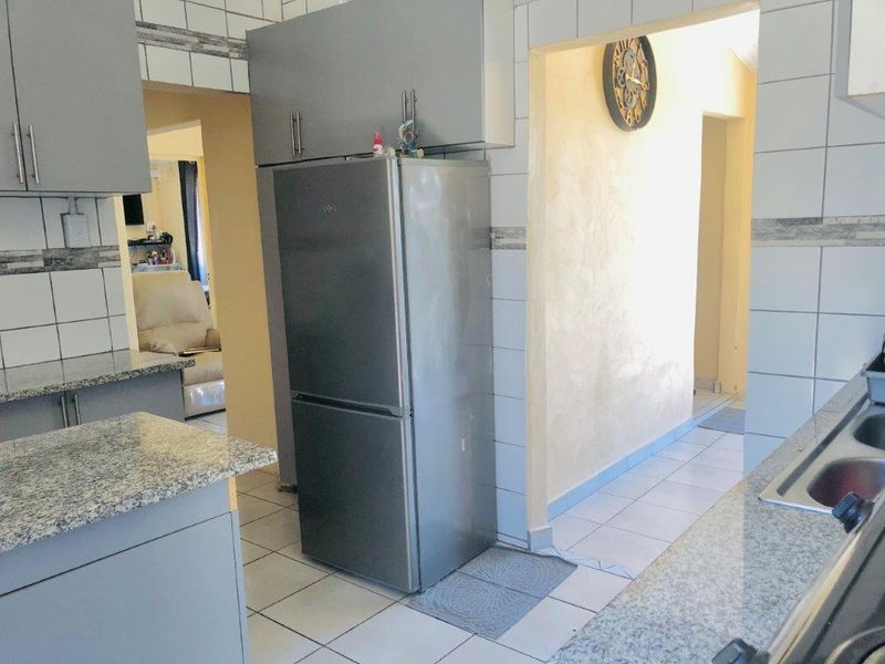 2 Properties For the Price Of One - An Investors Dream !! - Photo 4