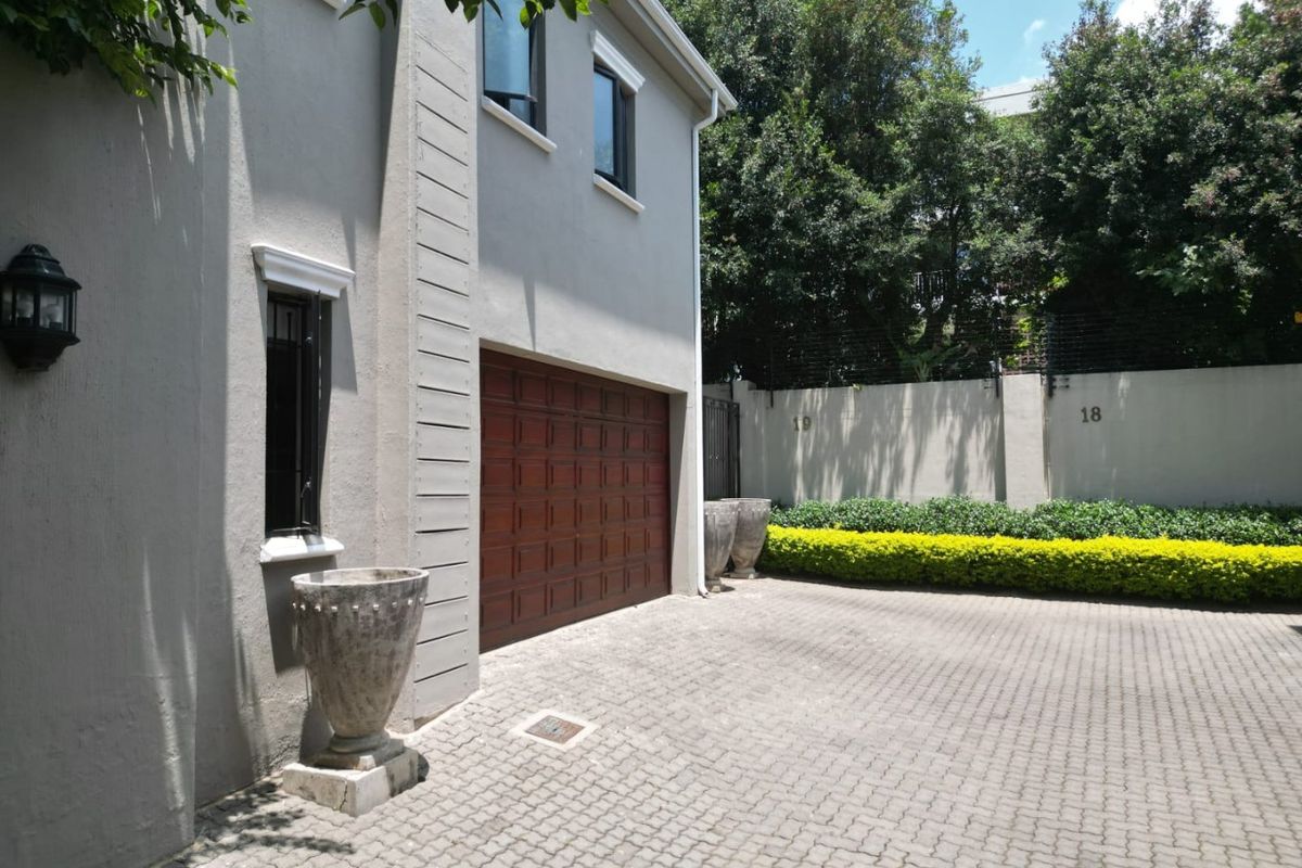 Pristine Cluster In Secure Sought After Complex in Hyde Park  - Photo 3