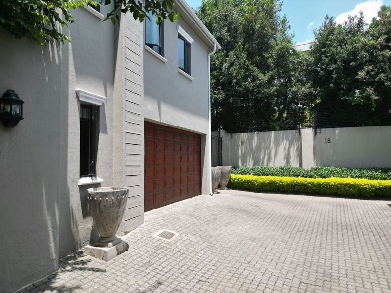 Pristine Cluster In Secure Sought After Complex in Hyde Park  - Photo 3