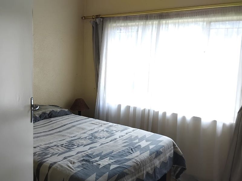 Stylish 3-Bedroom Home - Photo 5