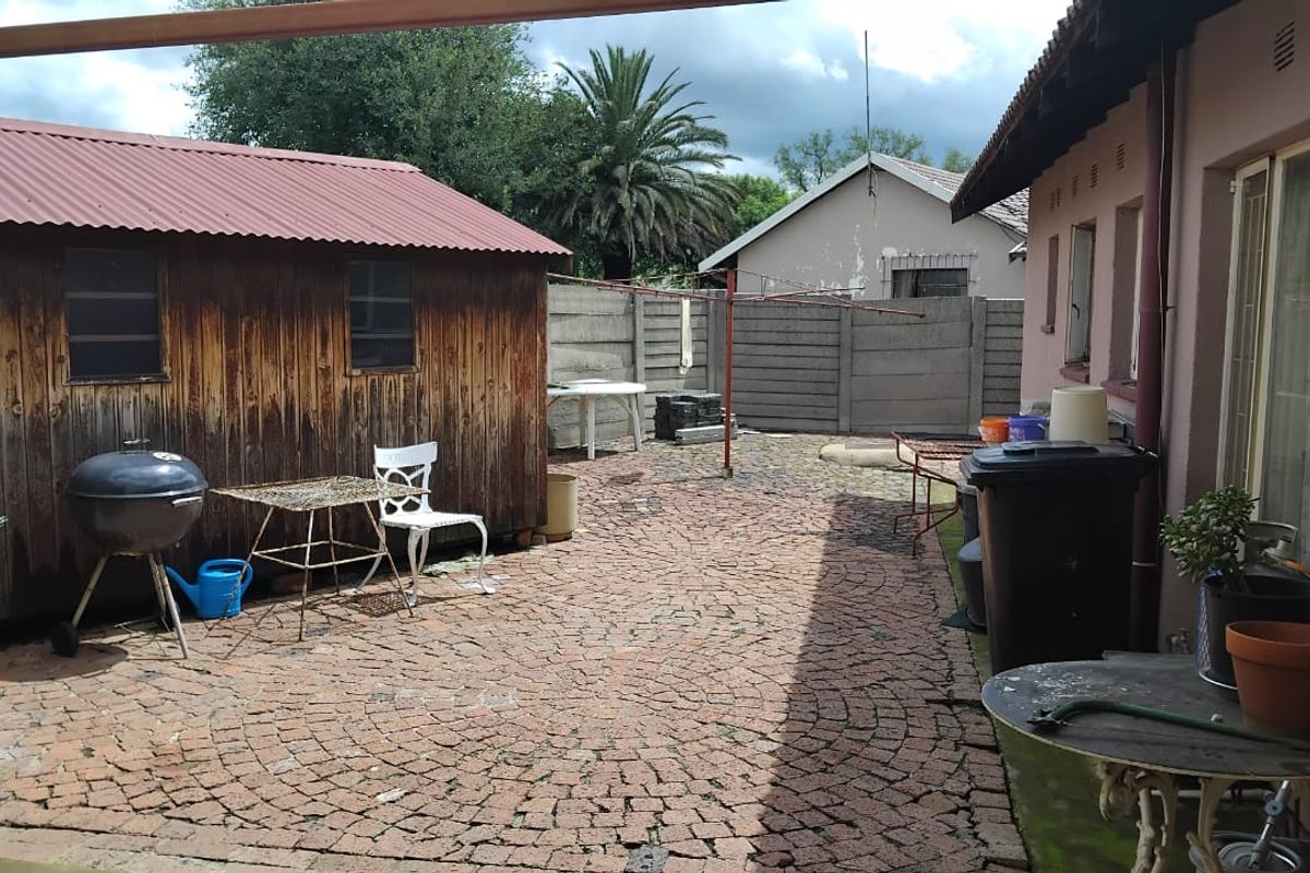 Stylish 3-Bedroom Home - Photo 4