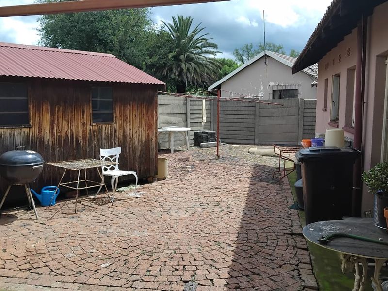 Stylish 3-Bedroom Home - Photo 4