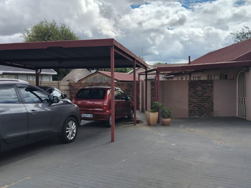 Stylish 3-Bedroom Home - Photo 3