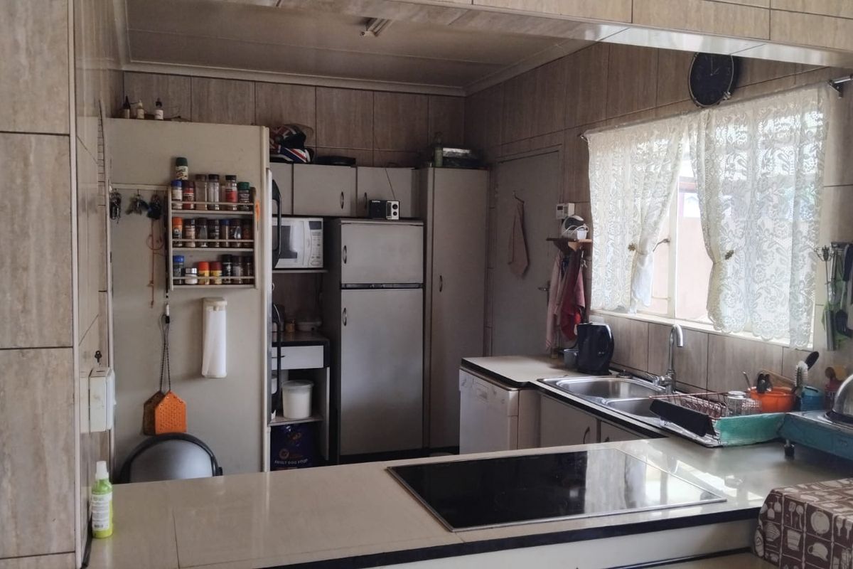 Stylish 3-Bedroom Home - Photo 2