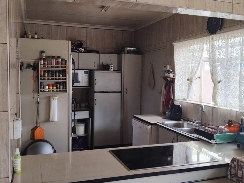 Stylish 3-Bedroom Home - Photo 2