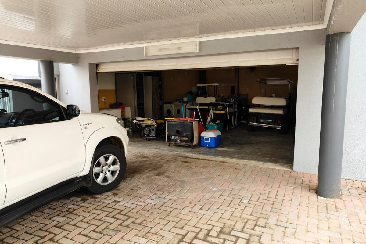 Spacious Multi-Room Property with Extensive Amenities - Photo 4