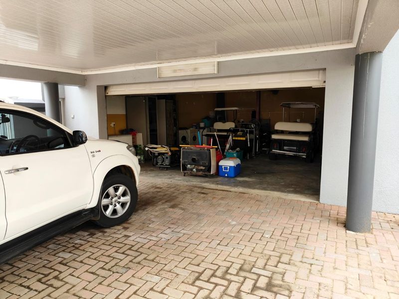 Spacious Multi-Room Property with Extensive Amenities - Photo 4