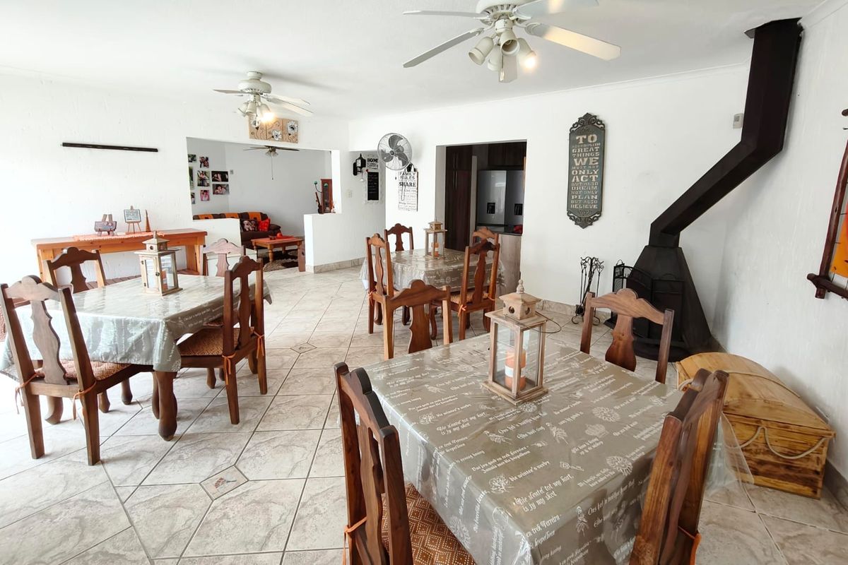 Spacious Multi-Room Property with Extensive Amenities - Photo 5