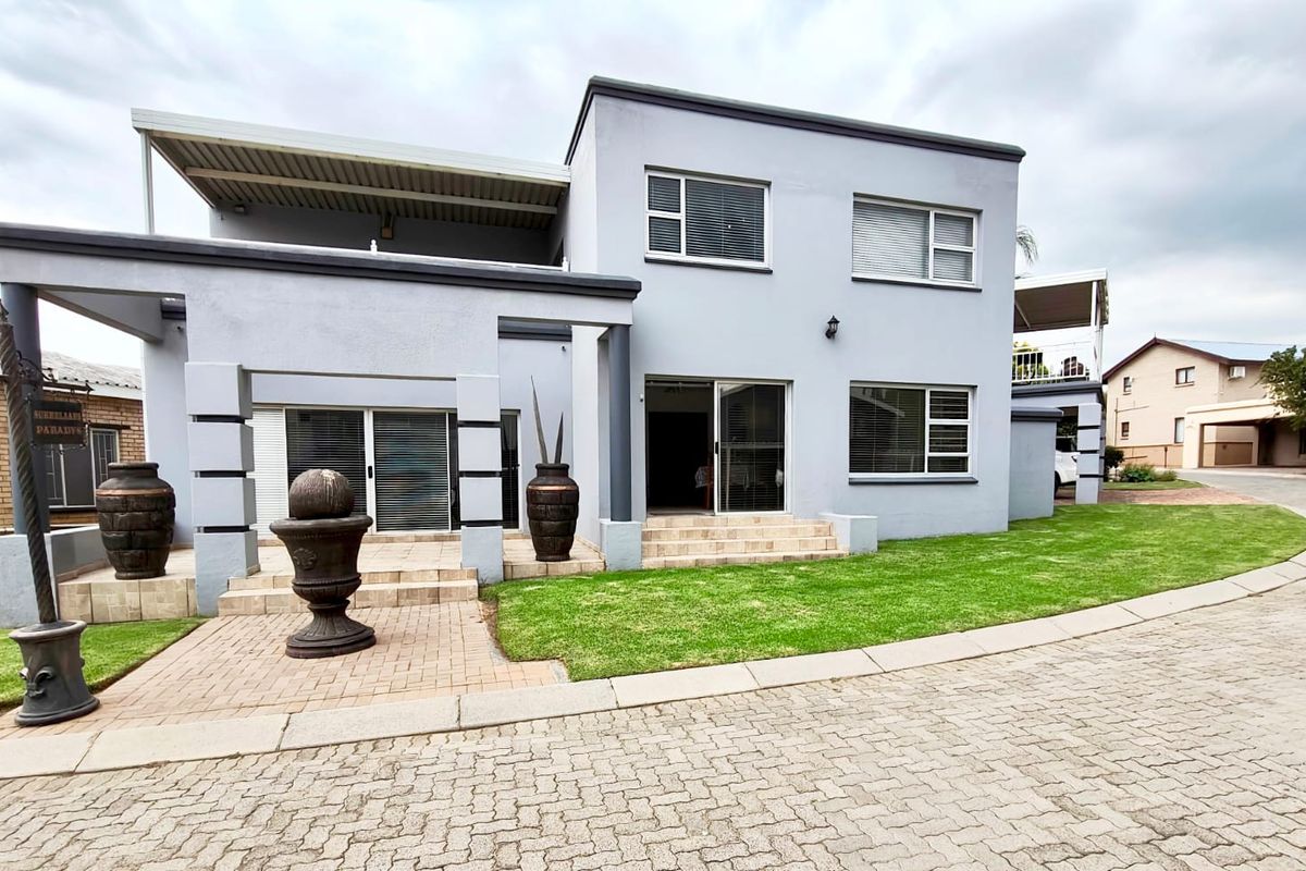 Spacious Multi-Room Property with Extensive Amenities - Photo 2