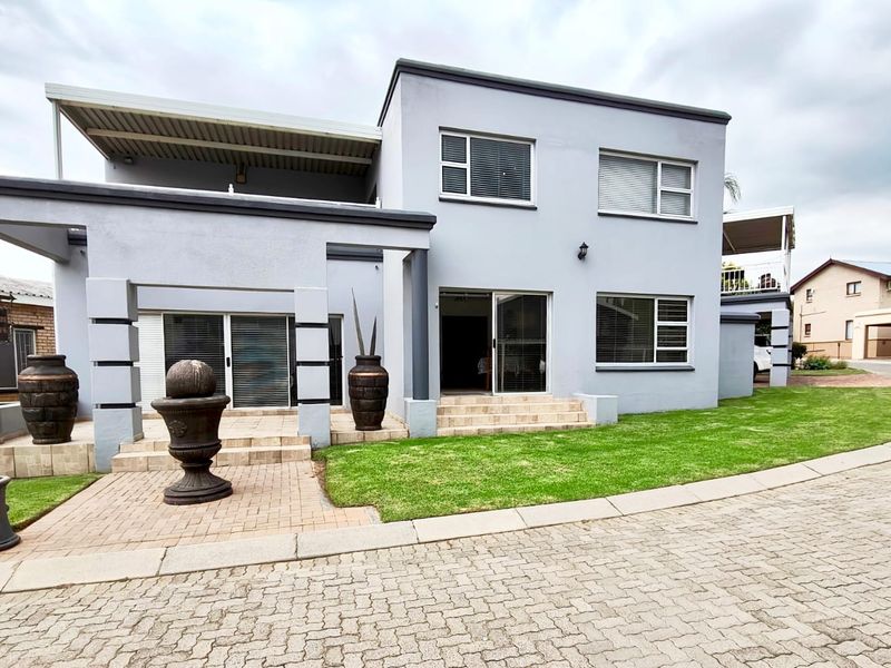 Spacious Multi-Room Property with Extensive Amenities - Photo 2