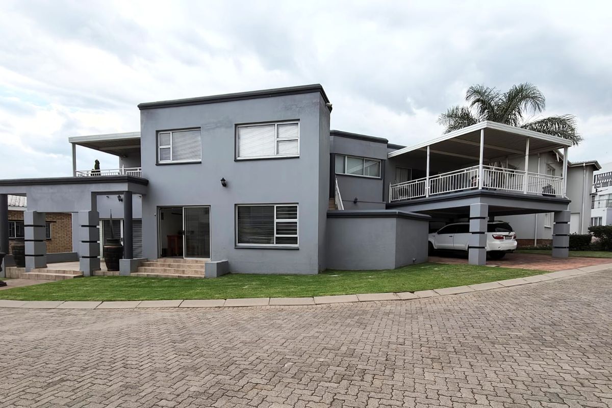 Spacious Multi-Room Property with Extensive Amenities - Photo 3