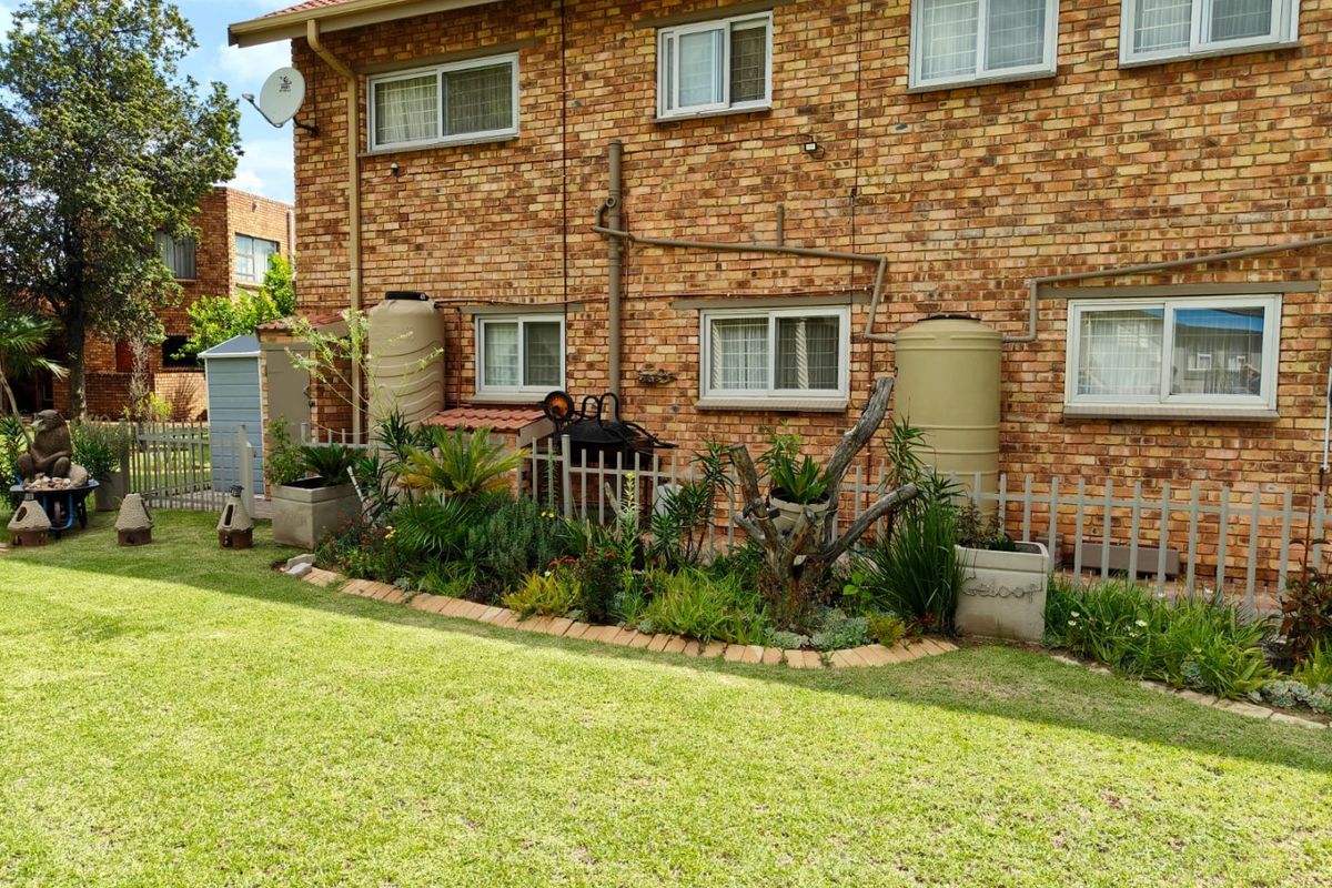 Modern Home with Solar Power, Water Tanks, and Shared Pool - Photo 4