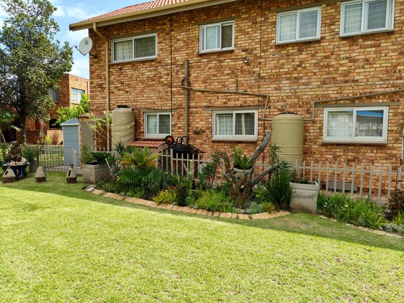 Modern Home with Solar Power, Water Tanks, and Shared Pool - Photo 4