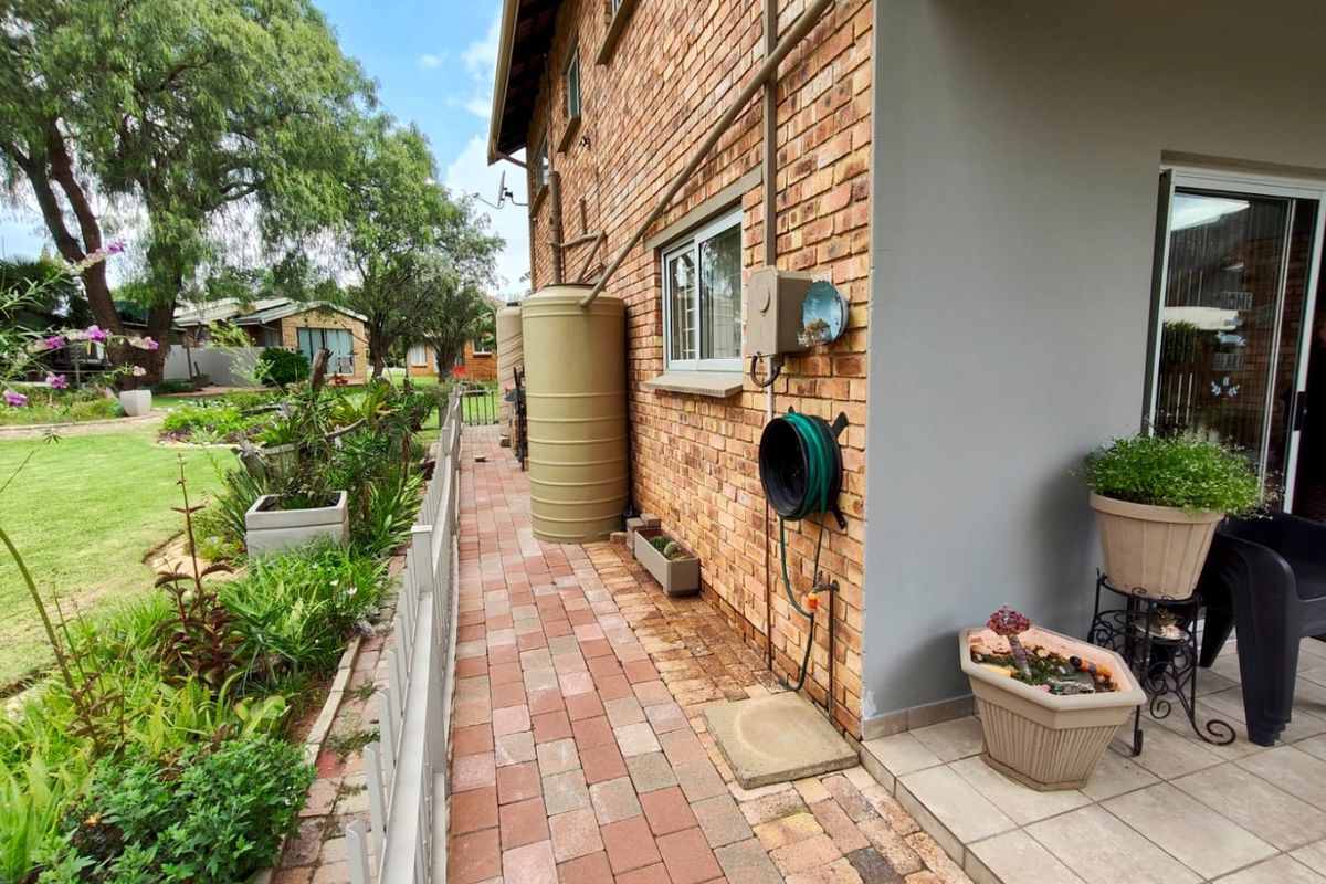 Modern Home with Solar Power, Water Tanks, and Shared Pool - Photo 5