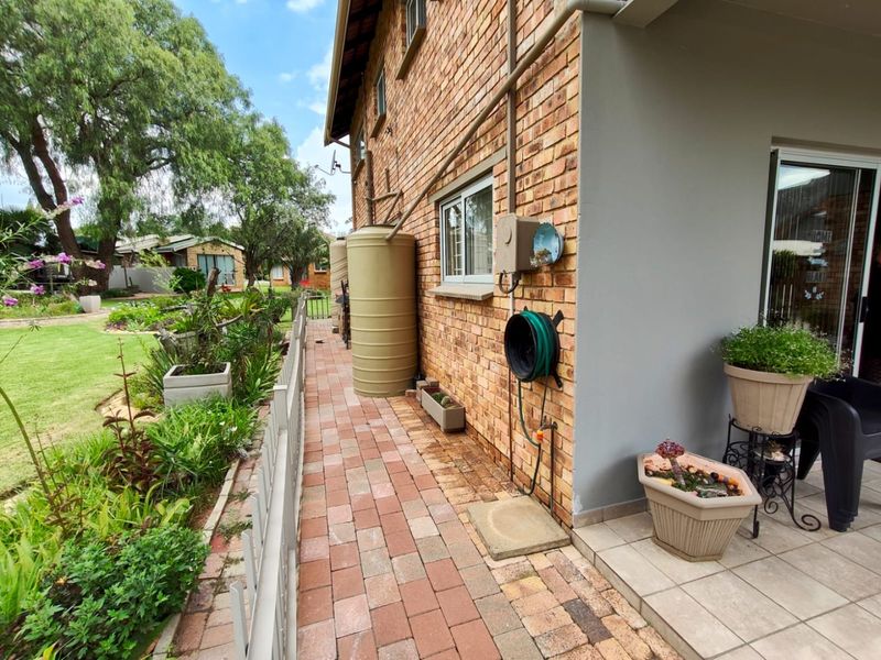 Modern Home with Solar Power, Water Tanks, and Shared Pool - Photo 5