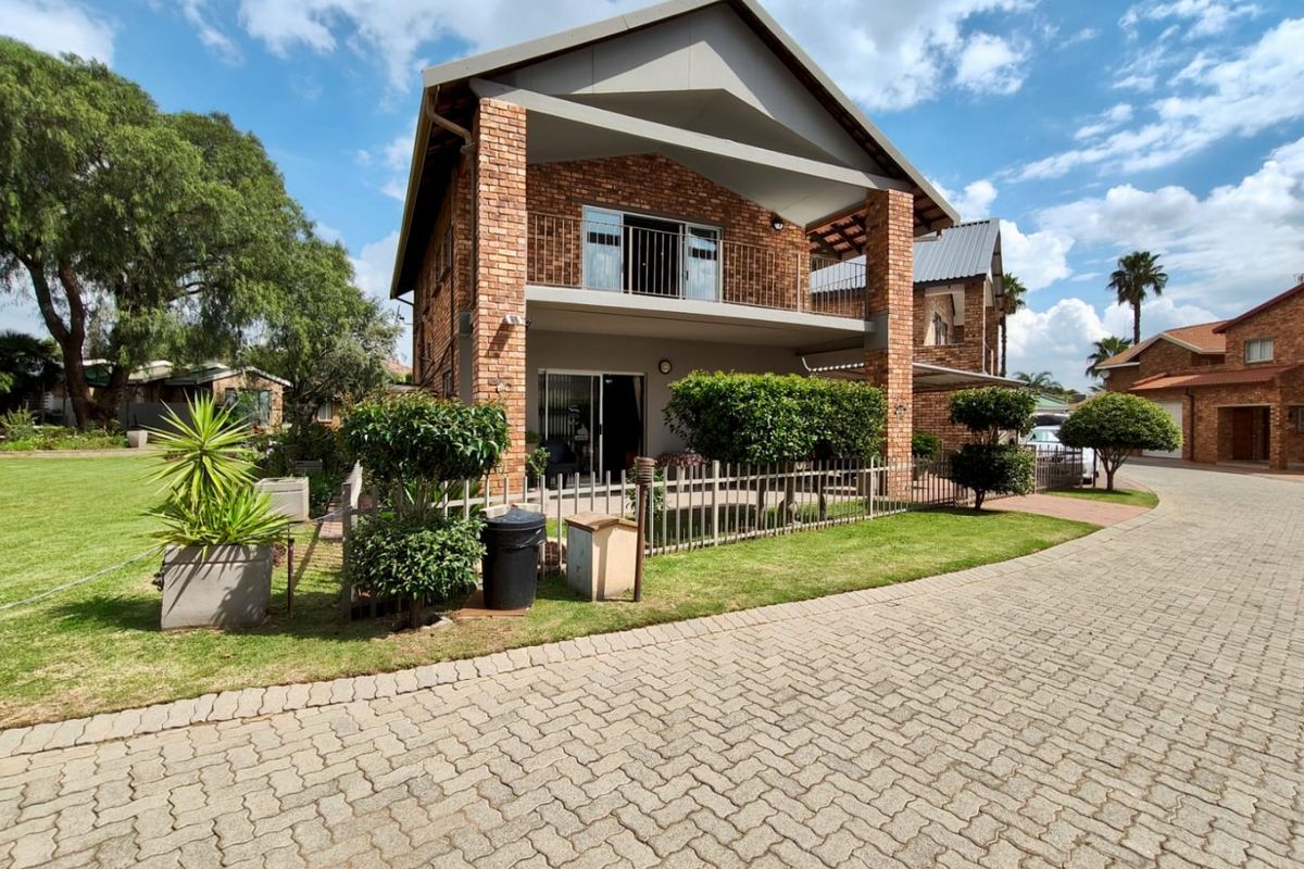 Modern Home with Solar Power, Water Tanks, and Shared Pool - Photo 2
