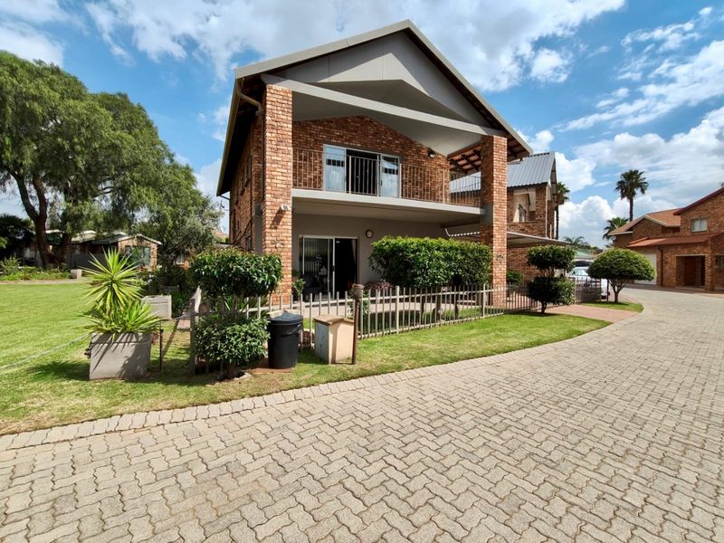 Modern Home with Solar Power, Water Tanks, and Shared Pool - Photo 2
