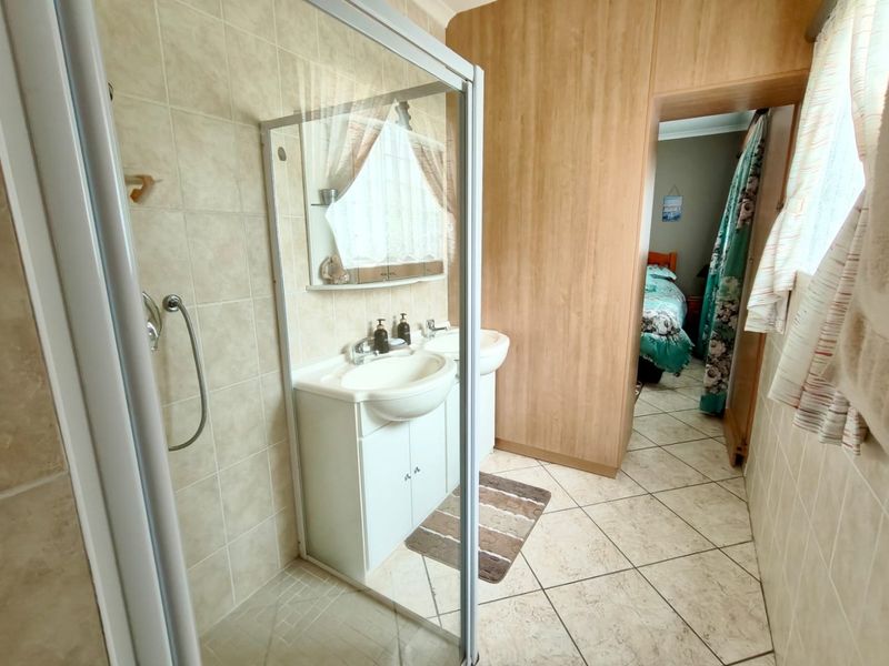 Modern Home with Solar Power, Water Tanks, and Shared Pool - Photo 10