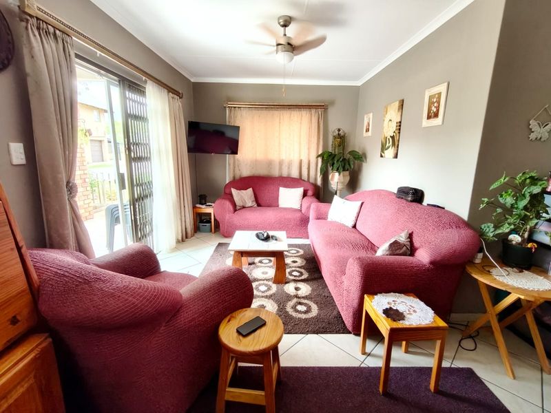 Modern Home with Solar Power, Water Tanks, and Shared Pool - Photo 9