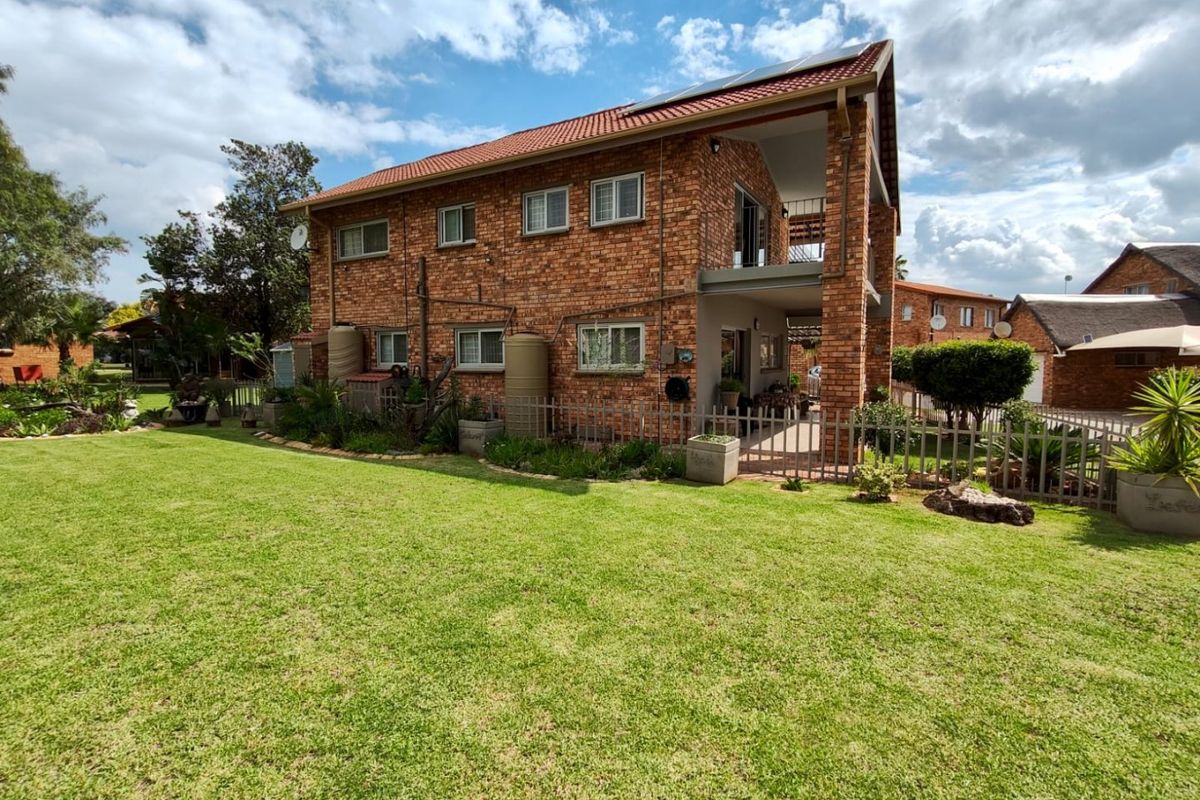 Modern Home with Solar Power, Water Tanks, and Shared Pool - Photo 3