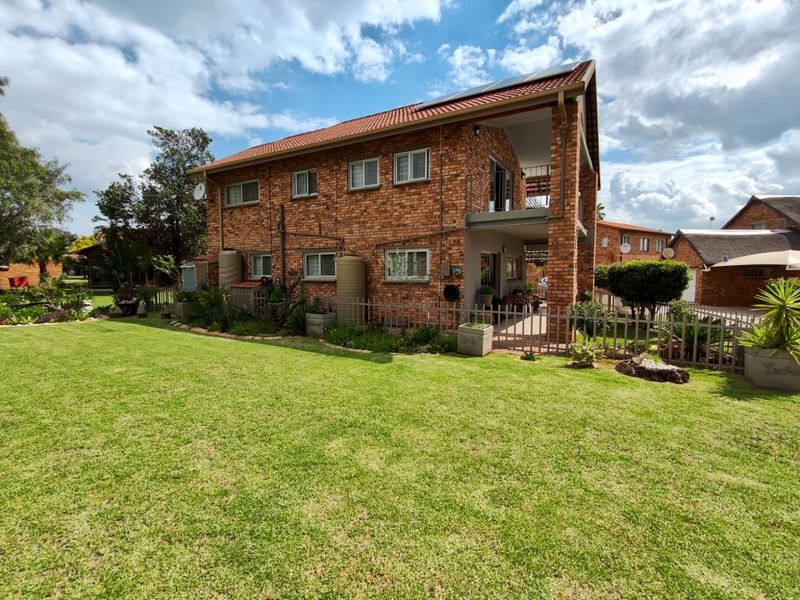 Modern Home with Solar Power, Water Tanks, and Shared Pool - Photo 3